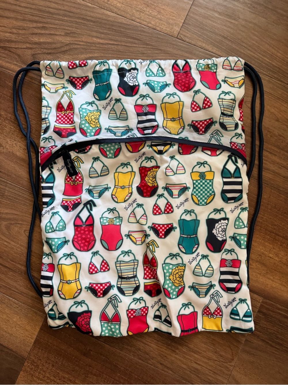 thirty-one Drawstring Swim Bag in swimsuit print